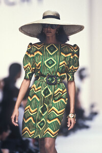 Givenchy1992WomenRTWSS43.thumb.jpg.4981b7d05a410dab506c842c691559b6.jpg