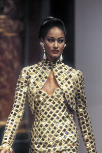 HanaeMori1993HauteCoutureSS26.thumb.jpg.eeeb4e85e300e0f8471261634ac42620.jpg