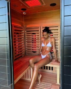 Heating up with @sunhomesaunas. The newest addition to our home that I simply cannot get enough of (2).jpg