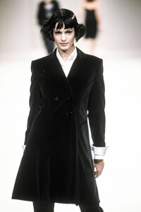 InesdelaFraissange1998WomenRTW5.thumb.jpg.490dfeae70189e01357d53e776b053c7.jpg