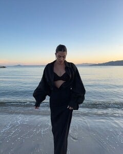 Iris_Mittenaere_in_Black_Bra_06-03-2024__4_.jpg
