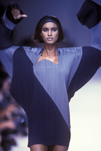 IsseyMiyake1991WomenRTW124.thumb.jpg.7a5b65e45910e7741cc01990f34881a9.jpg