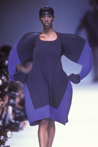 IsseyMiyake1991WomenRTW2.thumb.jpg.da418e9b5e334ad978fe2233dfcbc5c1.jpg