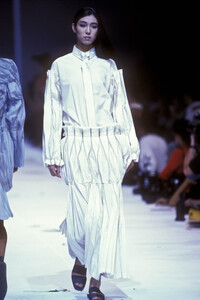 IsseyMiyake1991WomenRTW55.thumb.jpg.bedb4039654dca87c78add1fe248c954.jpg