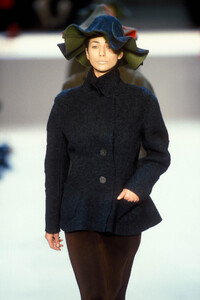 IsseyMiyake1996WomenRTW96.thumb.jpg.307e878f12bba1151bbf171b303bc0b2.jpg
