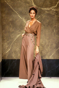 JeanLouisScherrer1988HauteCoutureFW10.thumb.jpg.88dfd92f5f433c12eee7958f817e5b0c.jpg