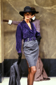 JeanLouisScherrer1988HauteCoutureFW24.thumb.jpg.e065d22155ae0ef2ff46b3d103e3499b.jpg