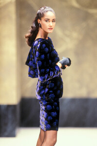 JeanLouisScherrer1988HauteCoutureFW45.thumb.jpg.71599cb4e2b730c87d1ec0919211578f.jpg