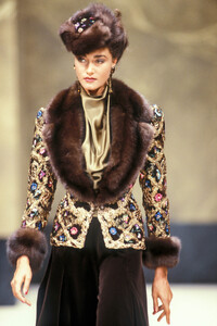 JeanLouisScherrer1988HauteCoutureFW56.thumb.jpg.dc951a57b32e579b1107ccd6d19e445c.jpg