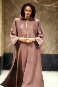 JeanLouisScherrer1988HauteCoutureFW7.thumb.jpg.ebe322792f56eca4d015a61247ab0040.jpg