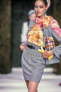 JeanLouisScherrer1991HauteCoutureSS24.thumb.jpg.e8de2d0b20a59bed682cf58edb034f35.jpg