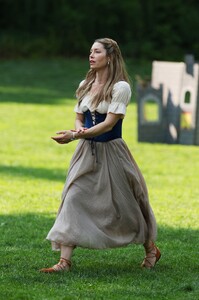 Jessica_Biel___Elizabeth_Banks_filming_scenes_for_movie___The_Better_Sist_0003.jpg