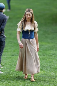 Jessica_Biel___Elizabeth_Banks_filming_scenes_for_movie___The_Better_Sist_0010.jpg