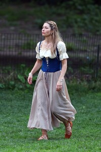 Jessica_Biel___Elizabeth_Banks_filming_scenes_for_movie___The_Better_Sist_0013.jpg