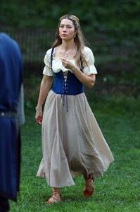 Jessica_Biel___Elizabeth_Banks_filming_scenes_for_movie___The_Better_Sist_0016.jpg