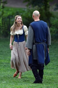 Jessica_Biel___Elizabeth_Banks_filming_scenes_for_movie___The_Better_Sist_0058.jpg