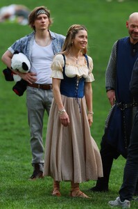 Jessica_Biel___Elizabeth_Banks_filming_scenes_for_movie___The_Better_Sist_0062.jpg