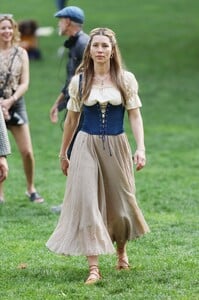 Jessica_Biel___Elizabeth_Banks_filming_scenes_for_movie___The_Better_Sist_0063.jpg