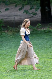 Jessica_Biel___Elizabeth_Banks_filming_scenes_for_movie___The_Better_Sist_0083.jpg