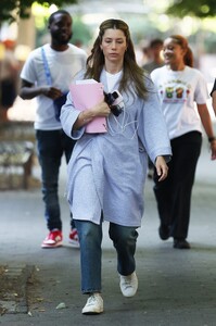 Jessica_Biel___Elizabeth_Banks_filming_scenes_for_movie___The_Better_Sist_0084.jpg