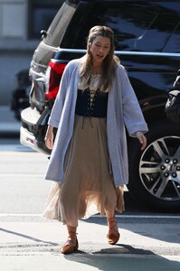 Jessica_Biel___Elizabeth_Banks_filming_scenes_for_movie___The_Better_Sist_0091.jpg