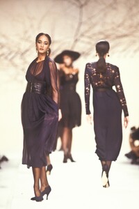 KarlLagerfeld1988WomenRTW144.thumb.jpg.9b1c476d13697ce6f4a3e87abeb2f589.jpg