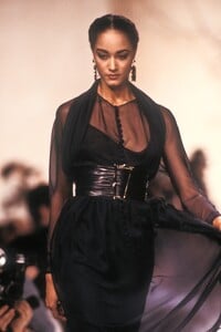KarlLagerfeld1988WomenRTW91.thumb.jpg.28bb9ec84d643105e1a2cc50fb429da5.jpg