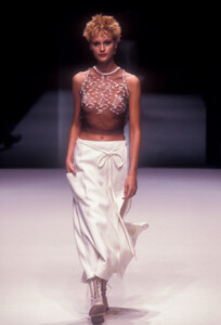 Krizia1997WomenRTW40.thumb.jpg.22765697d6218fd0b989c28b58d255fe.jpg
