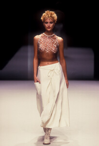 Krizia1997WomenRTW41.thumb.jpg.7388197ca556f44099d2de52e9eb0f64.jpg