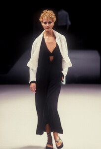 Krizia1997WomenRTW64.thumb.jpg.22750035ecf032c643b5f5ee196da575.jpg