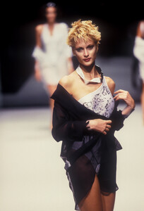 Krizia1997WomenRTW68.thumb.jpg.056d57bfb17c6386e3c564b444b8b612.jpg