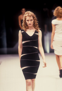 Krizia1997WomenRTW86.thumb.jpg.9e53c135c433a519e0c4987d3b5e9171.jpg