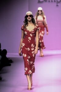 LolitaLempicka1997WomenRTW149.thumb.jpg.1f236ab1a9628a9a088fed34d69c8583.jpg