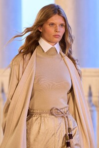 Max-Mara-Resort-2025-Details-020-scaled.thumb.jpg.340b6315c7fd38484674ec5eb92cd8b1.jpg