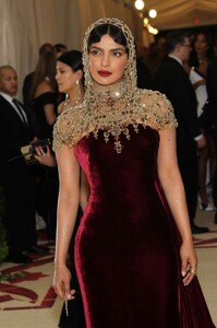 Priyanka-Chopra_-2018-MET-Gala--04.jpg