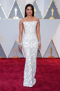Priyanka_Chopra_at_The_89th_Annual_Academy_Awards_in_Hollywood2C_CA_26022017--6.jpg
