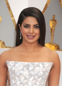 Priyanka_Chopra_at_The_89th_Annual_Academy_Awards_in_Hollywood2C_CA_26022017-12.jpg