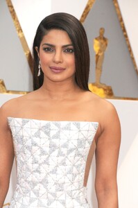Priyanka_Chopra_at_The_89th_Annual_Academy_Awards_in_Hollywood2C_CA_26022017-14.jpg