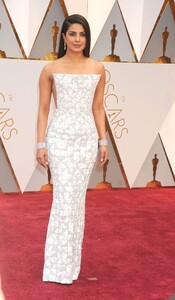 Priyanka_Chopra_at_The_89th_Annual_Academy_Awards_in_Hollywood2C_CA_26022017-15.jpg