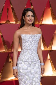 Priyanka_Chopra_at_The_89th_Annual_Academy_Awards_in_Hollywood2C_CA_26022017-19.jpg