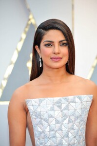 Priyanka_Chopra_at_The_89th_Annual_Academy_Awards_in_Hollywood2C_CA_26022017-23.jpg