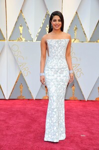 Priyanka_Chopra_at_The_89th_Annual_Academy_Awards_in_Hollywood2C_CA_26022017-25.jpg