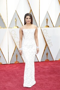 Priyanka_Chopra_at_The_89th_Annual_Academy_Awards_in_Hollywood2C_CA_26022017-4.jpg