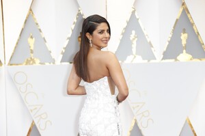 Priyanka_Chopra_at_The_89th_Annual_Academy_Awards_in_Hollywood2C_CA_26022017-5.jpg