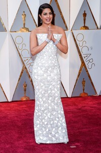 Priyanka_Chopra_at_The_89th_Annual_Academy_Awards_in_Hollywood2C_CA_26022017-8.jpg