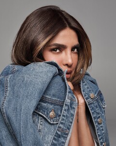 Priyanka_Chopra_for_Gloria_Vanderbilt.jpg