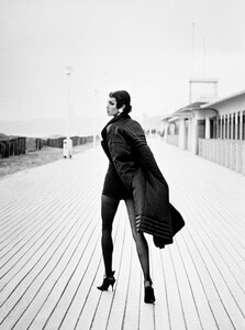 Roberto_Verino_FW1991_Yasmeen_Ghauri_by_Jacques_Olivar_01.thumb.jpg.8febdced78db200dce60760b82bf7852.jpg