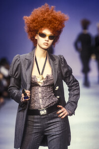RomeoGigli1995WomenRTW24.thumb.jpg.e0a4cb3c8c6d0c1aeea2dde19fe495ec.jpg