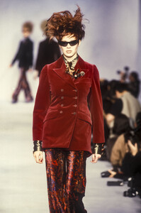 RomeoGigli1995WomenRTW6.thumb.jpg.8e0d8ac9dc4be97c8048659c2c6c4cd7.jpg