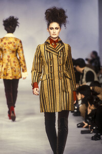 RomeoGigli1995WomenRTW80.thumb.jpg.3f8d2661cd54d92f4cd655c2be46416d.jpg